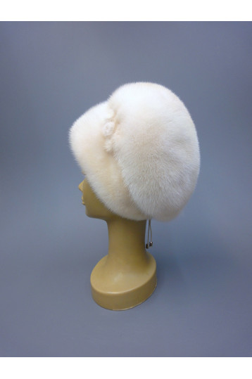 Белая шапка-берет из белой норки с тремя цветочками